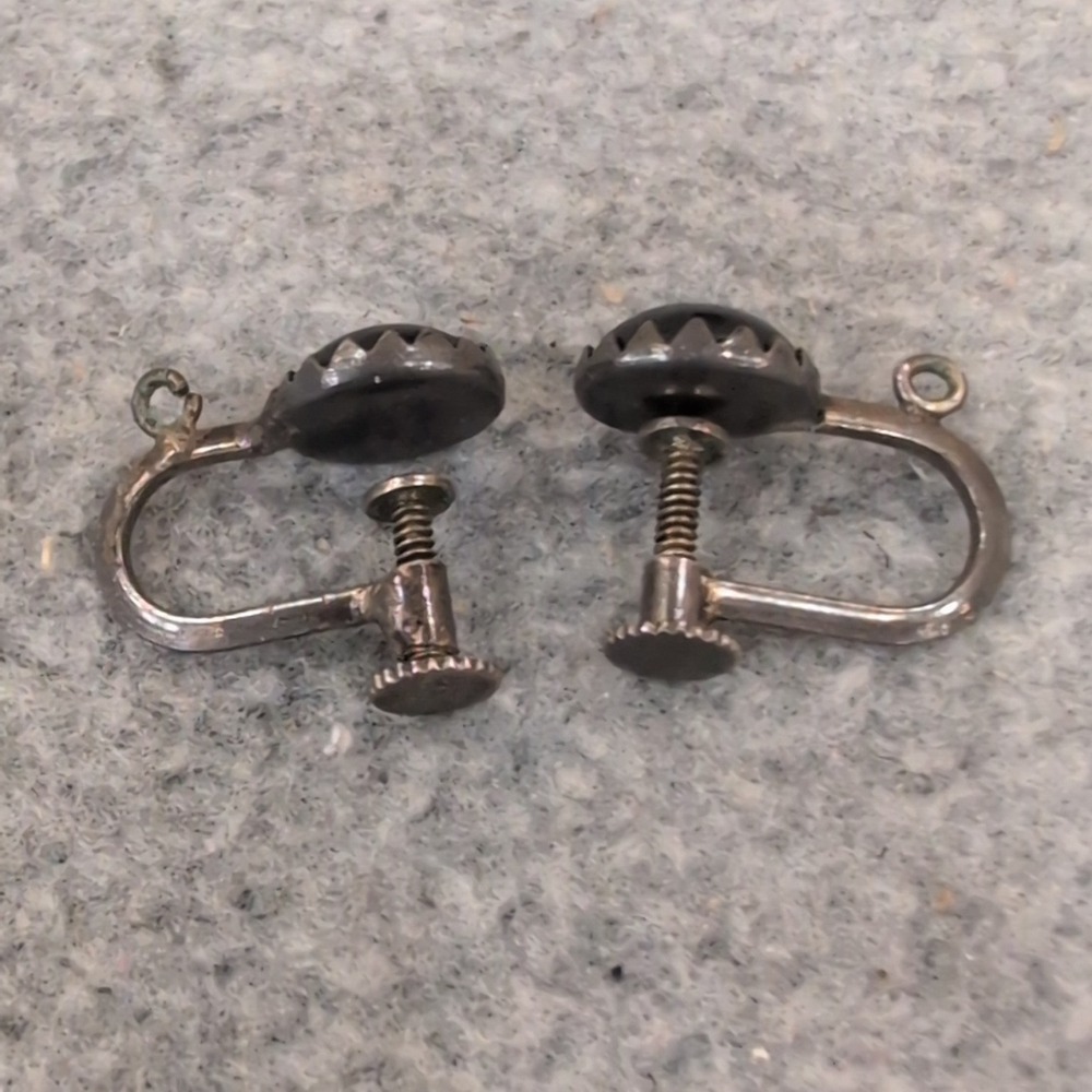 Vintage Silver Black Cabochon Sawtooth Bezel Screw Back Earrings Retro Jewelry - Picture 2 of 3